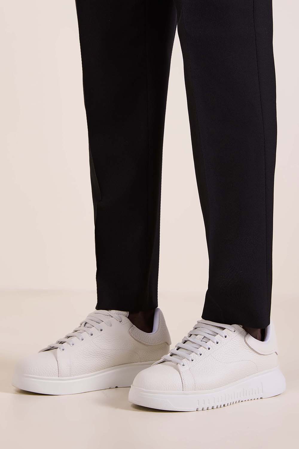 תמונת כל הלוק של נעלי סניקרס